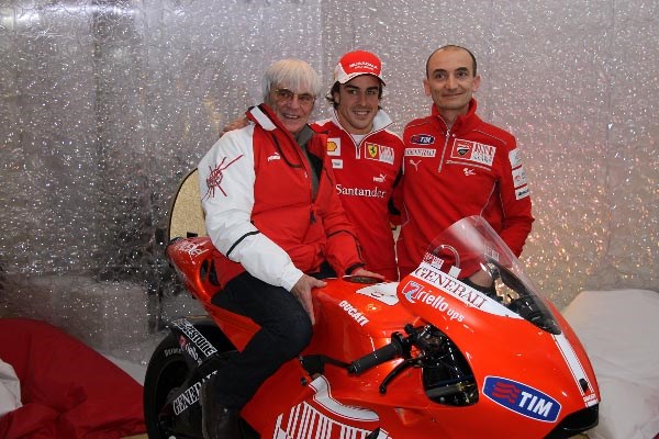 Bernie Ecclestone, Fernando Alonso, Claudio Domenicali ποαζάρουν δίπλα στην Ducati Desmosedici GP10